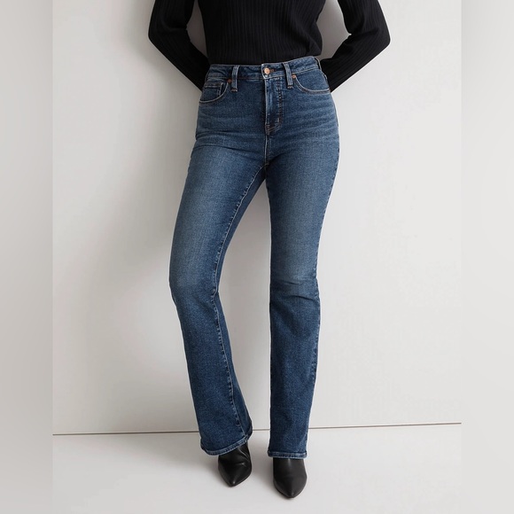 Madewell Curvy Skinny Flare Jeans in Alvord Wash: Instacozy Edition 26 - Picture 3 of 6
